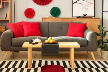 Oturma odasında taze mandalina ve çay seti olan ahşap sehpa. Çin Yeni Yıl Kutlaması