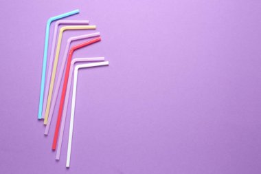 Mor arkaplanda farklı plastik pipetler