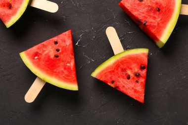 Siyah arkaplanda tatlı karpuzdan yapılmış çerçeve