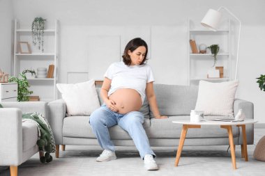 Evde Toksikoz muzdarip hamile kadın