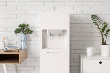 Işık ofisindeki modern su soğutucusu, yakın plan.