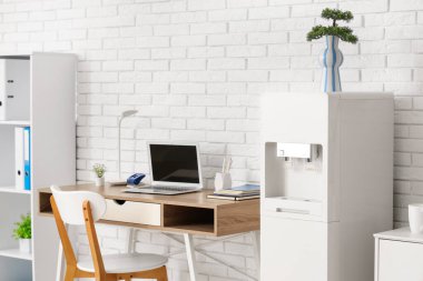 Modern su soğutucusu ve çalışma alanı olan ışık ofisinin içi