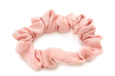 Beyaz arkaplanda pembe ipek saç bandı