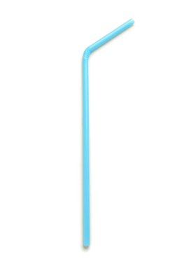 Beyaz arkaplanda mavi plastik pipet