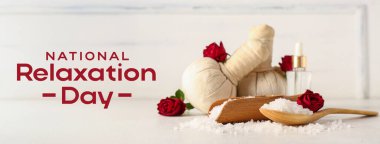 Hafif arkaplanda spa aksesuarları ve gül çiçekleri olan kompozisyon