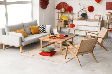 Çin Yeni Yıl kutlamaları için koltuklu, koltuklu ve dekorlu bir oturma odası.