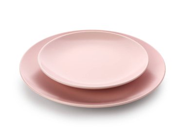 Beyaz arkaplanda pembe seramik plakalar