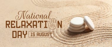 Açık kumdaki beyaz spa taşları