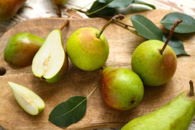 Tahta masanın üzerinde olgun armutlar, yakın plan.