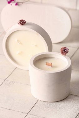 Beyaz karo arka planda mumları olan tutucular