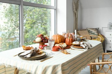 Yemek masasında balkabaklarıyla sonbahar ayarı.