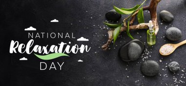 Bir şişe gerekli yağ, deniz tuzu ve koyu arkaplanda spa taşları. Ulusal Rahatlama Günü Afişi