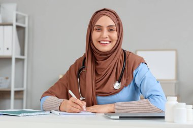 Klinikteki masada yazan Müslüman kadın doktor