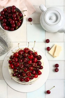 Beyaz fayanslı vişneli kek.