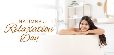 Güzel, genç ve mutlu bir kadın evde küvette dinleniyor.