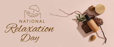 Bej arka planda kozmetik ürünleri olan kompozisyon. Ulusal Rahatlama Günü Afişi