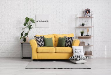 Rahat kanepe ve minderleri olan şık bir oturma odası.