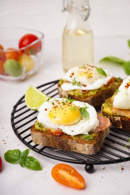 Gri arka planda yumurtalı lezzetli sandviçler.