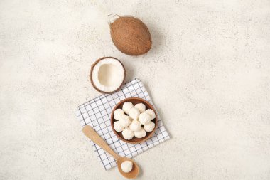 Beyaz çikolatalı kase ve hindistan cevizli masa.