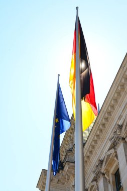 Berlin 'deki Reichstag binası yakınlarındaki Almanya ve Avrupa Birliği bayrakları, yakın plan