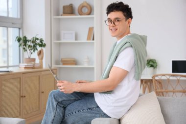 joven que trabaja con el portátil en casa