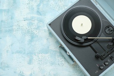 Grunge arka planında vinil diski olan kayıt oynatıcı