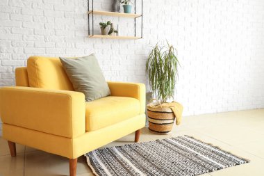 Şık sarı koltuklu oturma odasının içi.