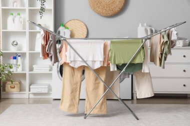 Çamaşır odasında temiz elbiseli kurutucu.