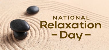 Kum zemininde siyah spa taşları