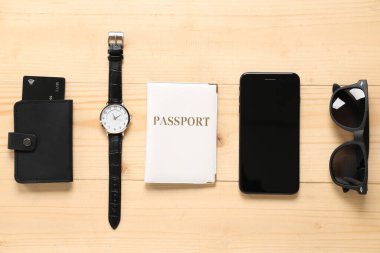 Pasaport, kol saati, cep telefonu, güneş gözlüğü ve cüzdan.
