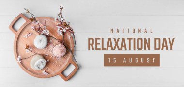 Spa taşlı tepsi, çiçek açan dal ve beyaz arka planda deniz tuzu. Ulusal Rahatlama Günü Afişi