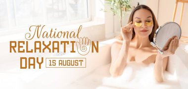 Güzel genç bir kadın göz altı bantları yapıştırıyor ve evde banyo yapıyor. Ulusal Rahatlama Günü Afişi