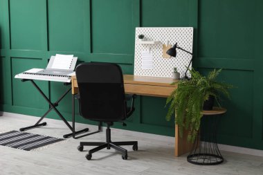 Müzisyen işyeri, tahta ve sentezleyici ile ofis içi