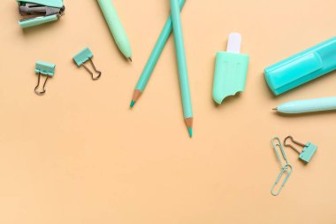 Renk arkaplanı üzerine parlak kırtasiye seti