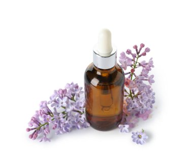 Beyaz arka planda güzel leylak çiçekleri olan bir şişe kozmetik yağı.