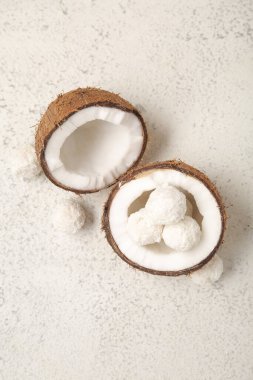 Işık masasında beyaz çikolata şekerli hindistan cevizi