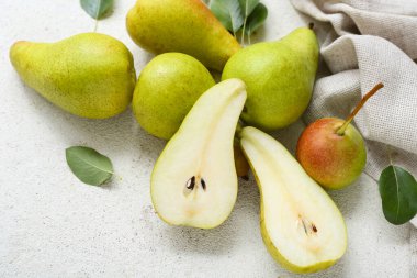 Olgun armutlar beyaz masada, yakın plan