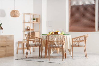 Masa düzeniyle ve taze limonlu yemek odasının içi.