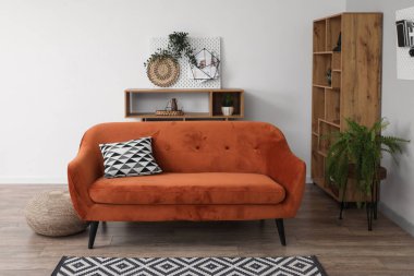 Tahta, kanepe ve raf üniteleriyle oturma odasının içinde.