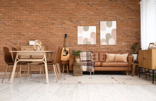 Yemek masası, çekmece sandığı ve oturma odasının içindeki kanepe.