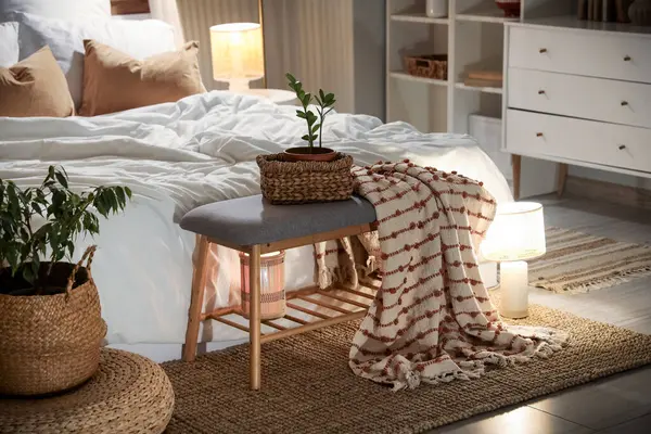 Yatağı, çiçekleri, bankları ve geceleri parlayan lambaları olan şık bir yatak odası.