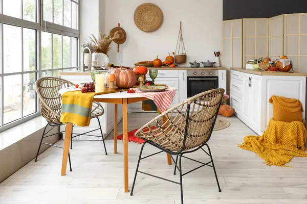 Yemek masası ve balkabağı servis edilen hafif mutfağın içi.