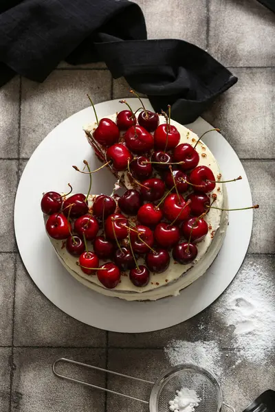 Gri fayanslı lezzetli vişneli pasta