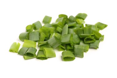 Beyaz arkaplanda kesilmiş yeşil soğan yığını