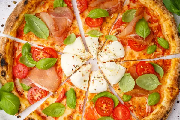 Masada Burrata peyniri ve lezzetli pizza dilimleri