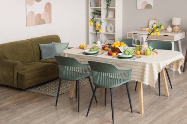 Yemek odasının içi. Masa düzeneği, taze limon ağaçları ve limon dallarıyla dolu.