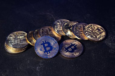 Bitcoinler siyah masada, yakın plan.