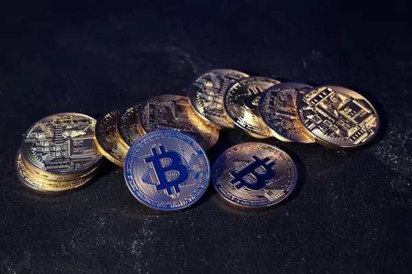 Bitcoinler siyah masada, yakın plan.