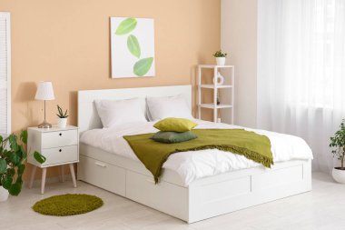 Yatak, masa ve raf üniteli şık bir oda.