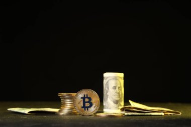 Bitcoinler ve dolar banknotları siyah arkaplan üzerine